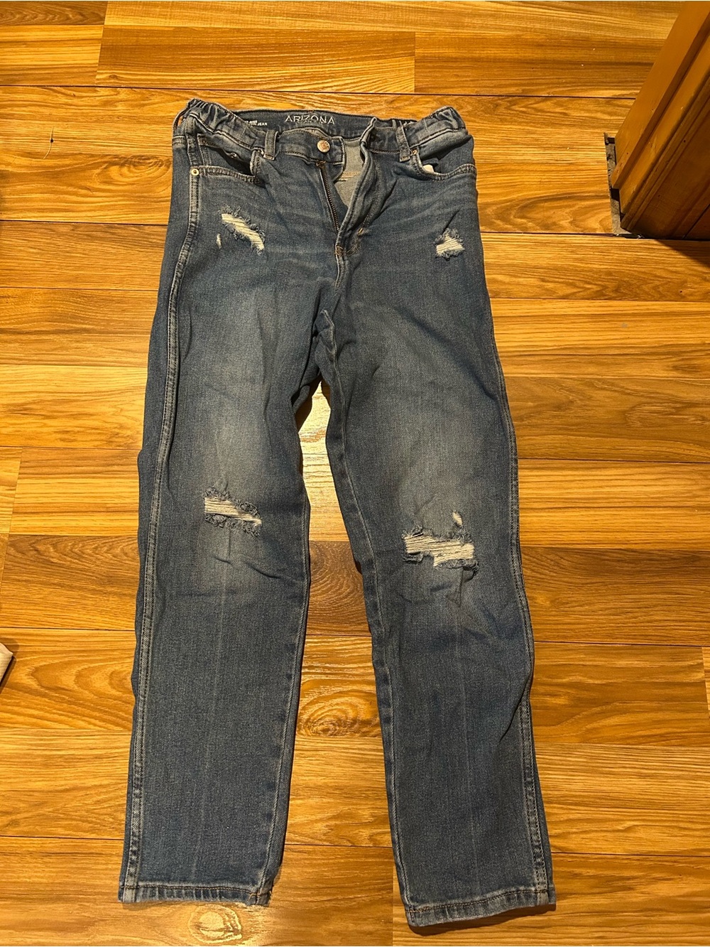 Arizona Jean Company women’s Slim Straight Distressed Blue Jeans